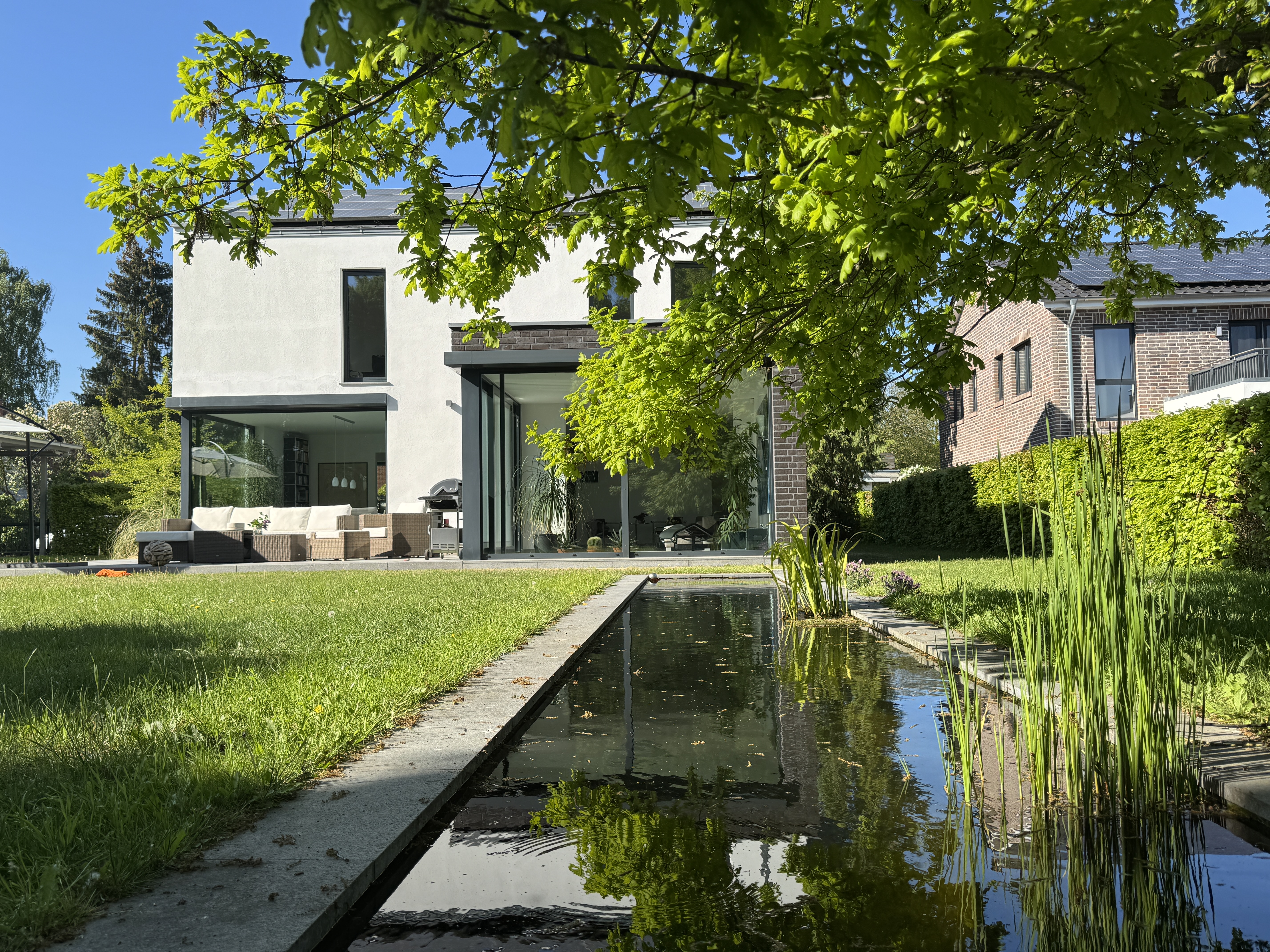 Modernes Einfamilienhaus mit Garten und Teich